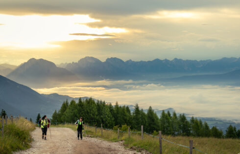 Un sentier de randonnée pittoresque invite le «voyage lent» dans des villes non équipées cachées dans les Dolomites italiennes