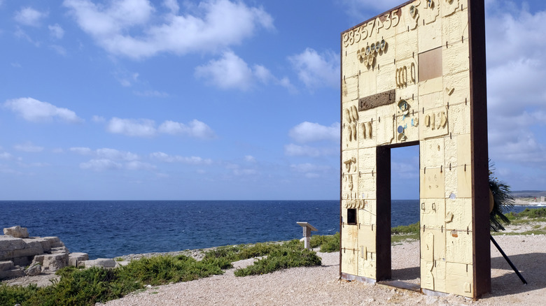 La porte de la sculpture de l'Europe se tenant au bord d'un rivage à Lampedusa, en Italie,