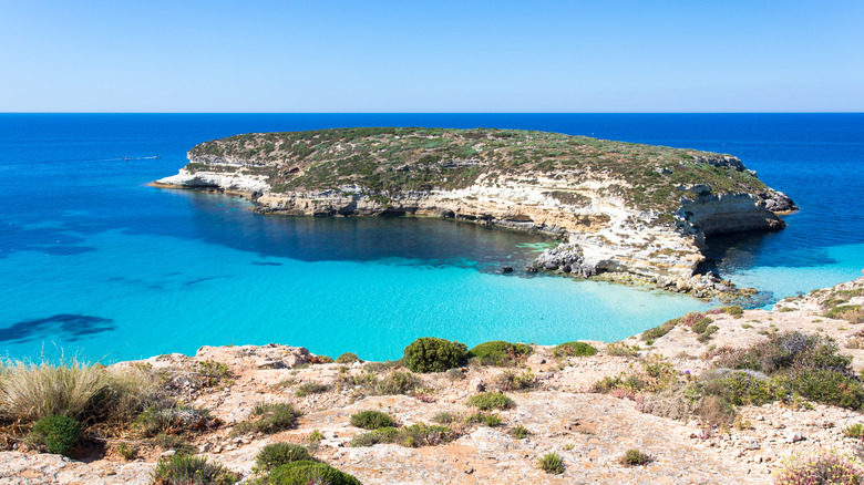 Isola dei conigli entouré d'eau bleue à Lampedusa, en Italie