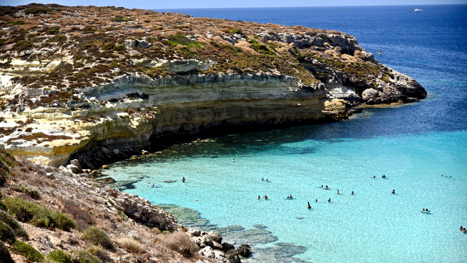 Une île italienne sous-estimée possède certaines des eaux les plus claires du monde et à peu près aucune foule