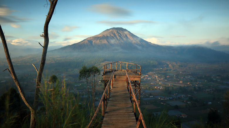 Bridge d'observation en bois sans personnes avec vue sur le volcan Kintamani à Bali