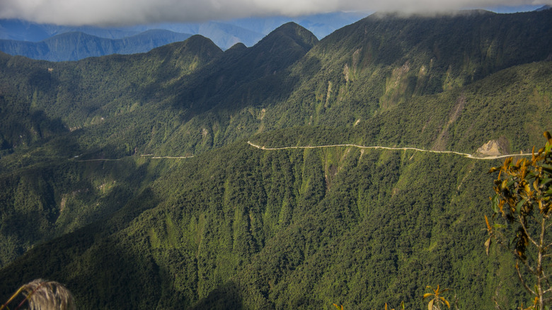 Vue de la route de la mort dans les Andes boliviennes