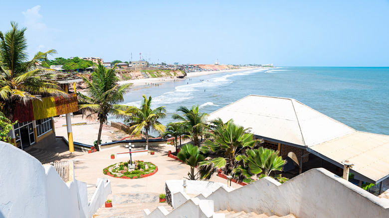 Vue sur la plage et l'océan depuis un hôtel à Accra, Ghana