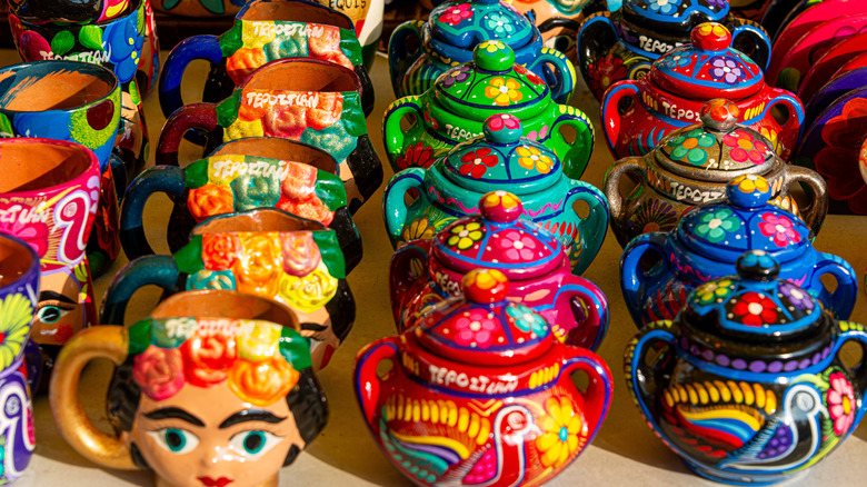 Articles colorés à un stand au Mercado Artesanal de Tepoztlán
