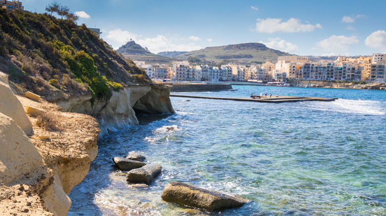 Vue des bâtiments et des eaux au large de Marsalforn Bay, Gozo, Malte