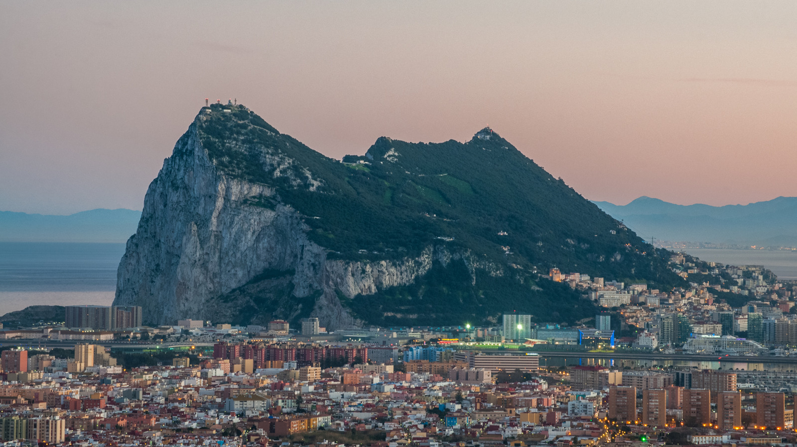 L'une des fins de Rick Steves `` Favorite '' de l'Europe est un point de repère captivant avec des vues intercontinentales