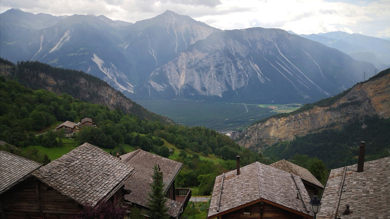 Alpes vues du village d'Albinen, en Suisse
