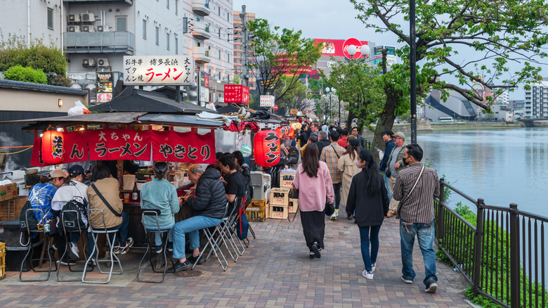 Une rue remplie de stands, clients et piétons remplis de Yatai à Fukuoka