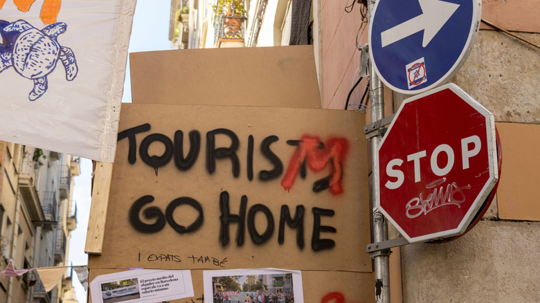 Un panneau anti-tourisme lors d'une manifestation à Barcelone, en Espagne