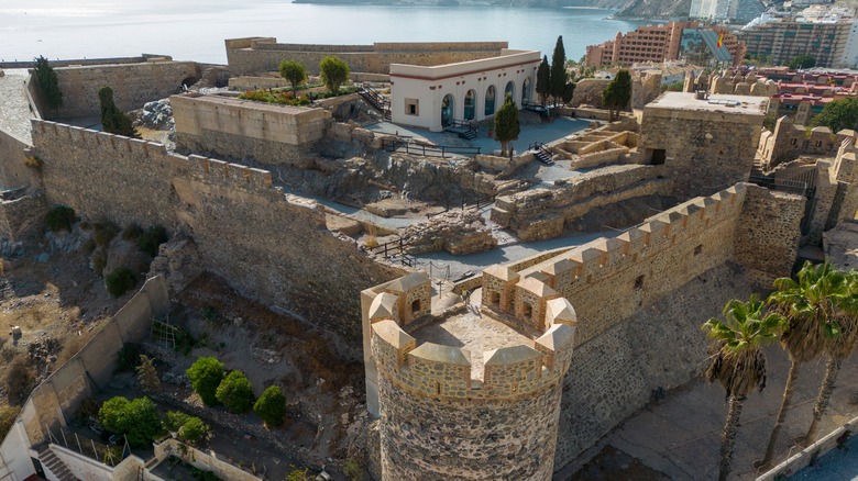 Le château de San Miguel d'Almuñécar avec la mer en arrière-plan