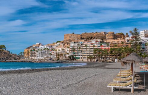 Caché sur la rive méditerranéenne de l'Espagne est une ville balnéaire connue pour sa riche histoire et ses fruits de mer frais