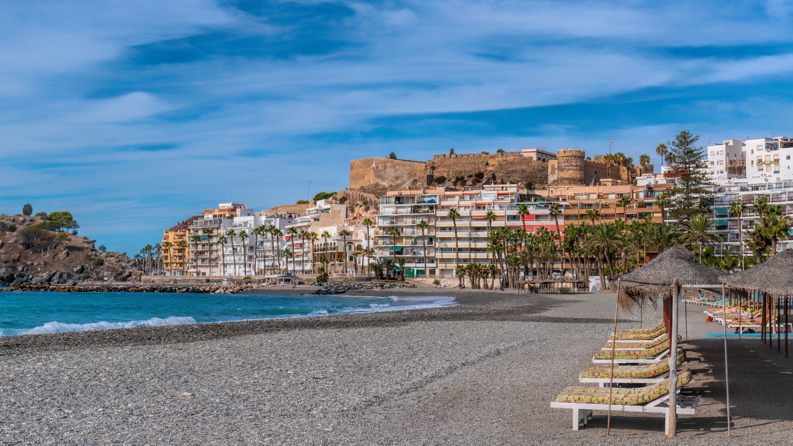 Caché sur la rive méditerranéenne de l'Espagne est une ville balnéaire connue pour sa riche histoire et ses fruits de mer frais