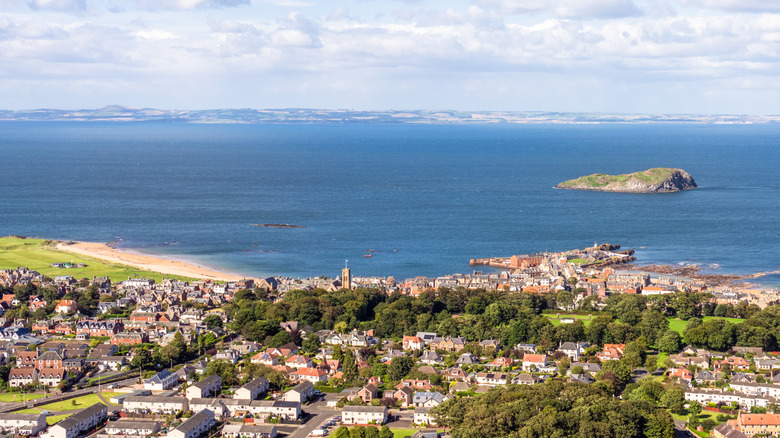 North Berwick et Firth of Forth Estuary le Sunny Day