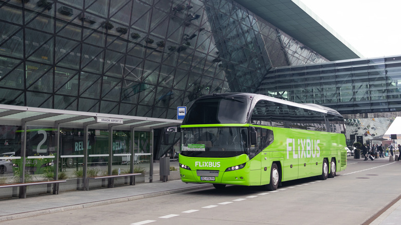 Un flixbus attendant un arrêt à Cracovie