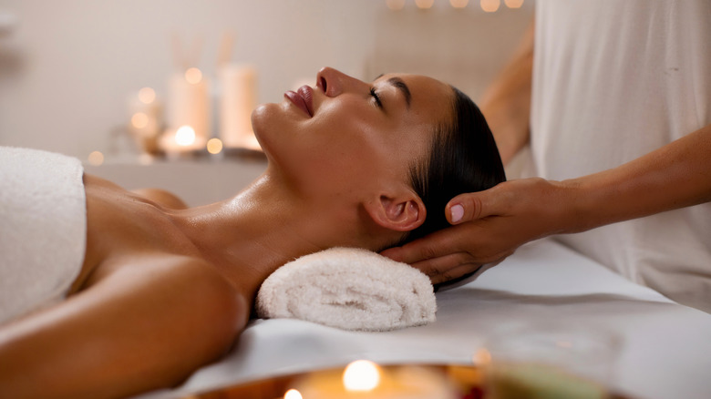 Une femme obtient un massage