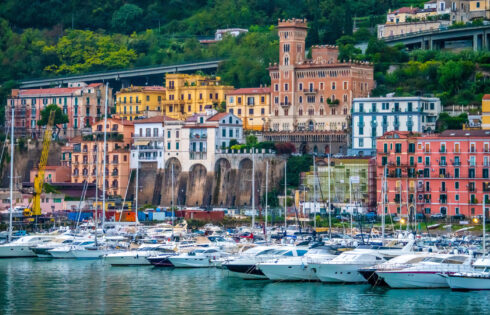 L'une des villes les plus abordables de la côte amalfitaine d'Italie est une plaque tournante moins touristique avec la même beauté