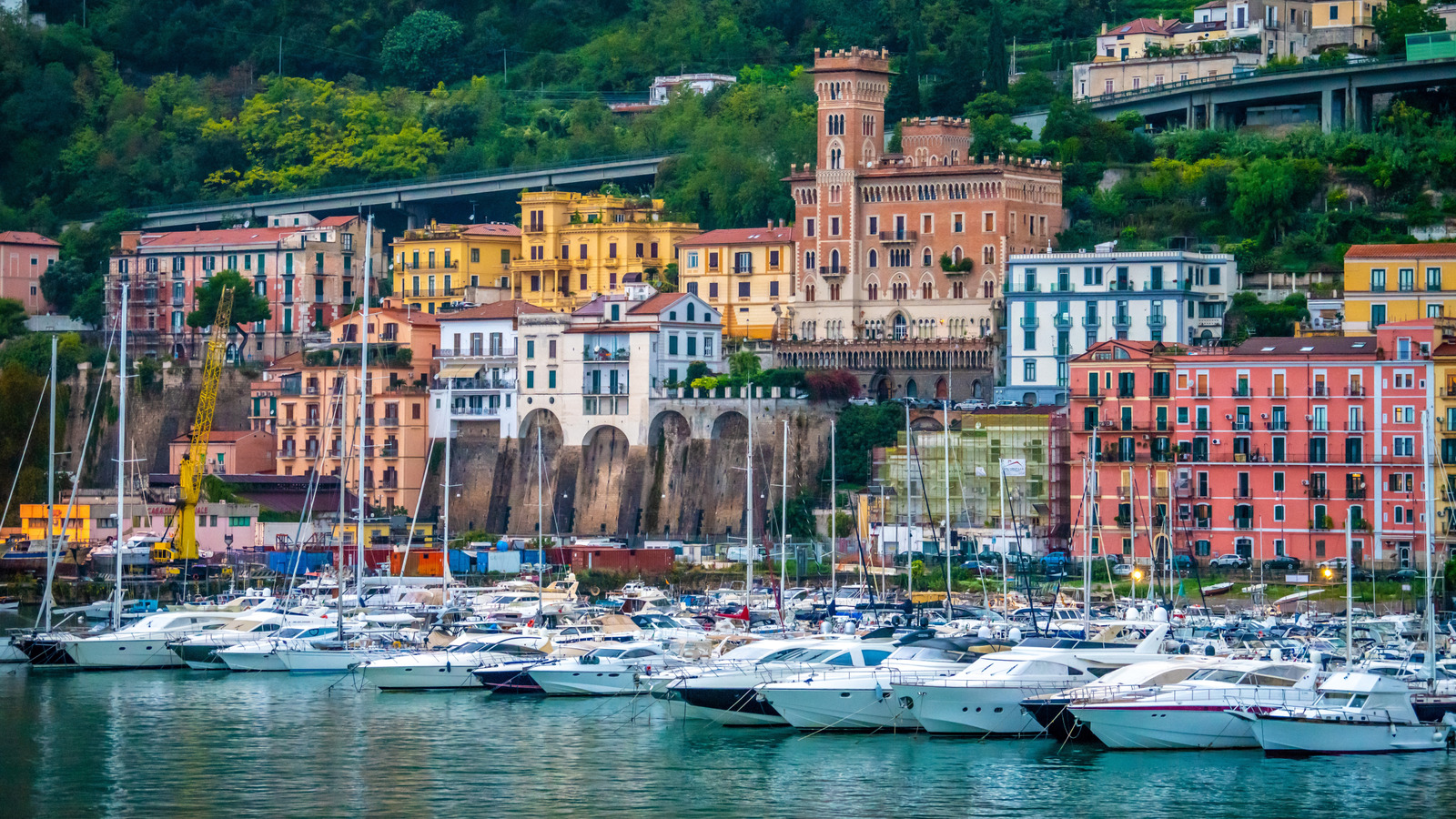 L'une des villes les plus abordables de la côte amalfitaine d'Italie est une plaque tournante moins touristique avec la même beauté