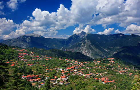 Un charmant village historique dans les montagnes à couper le souffle de la Grèce est une destination rafraîchissante sans tourisme