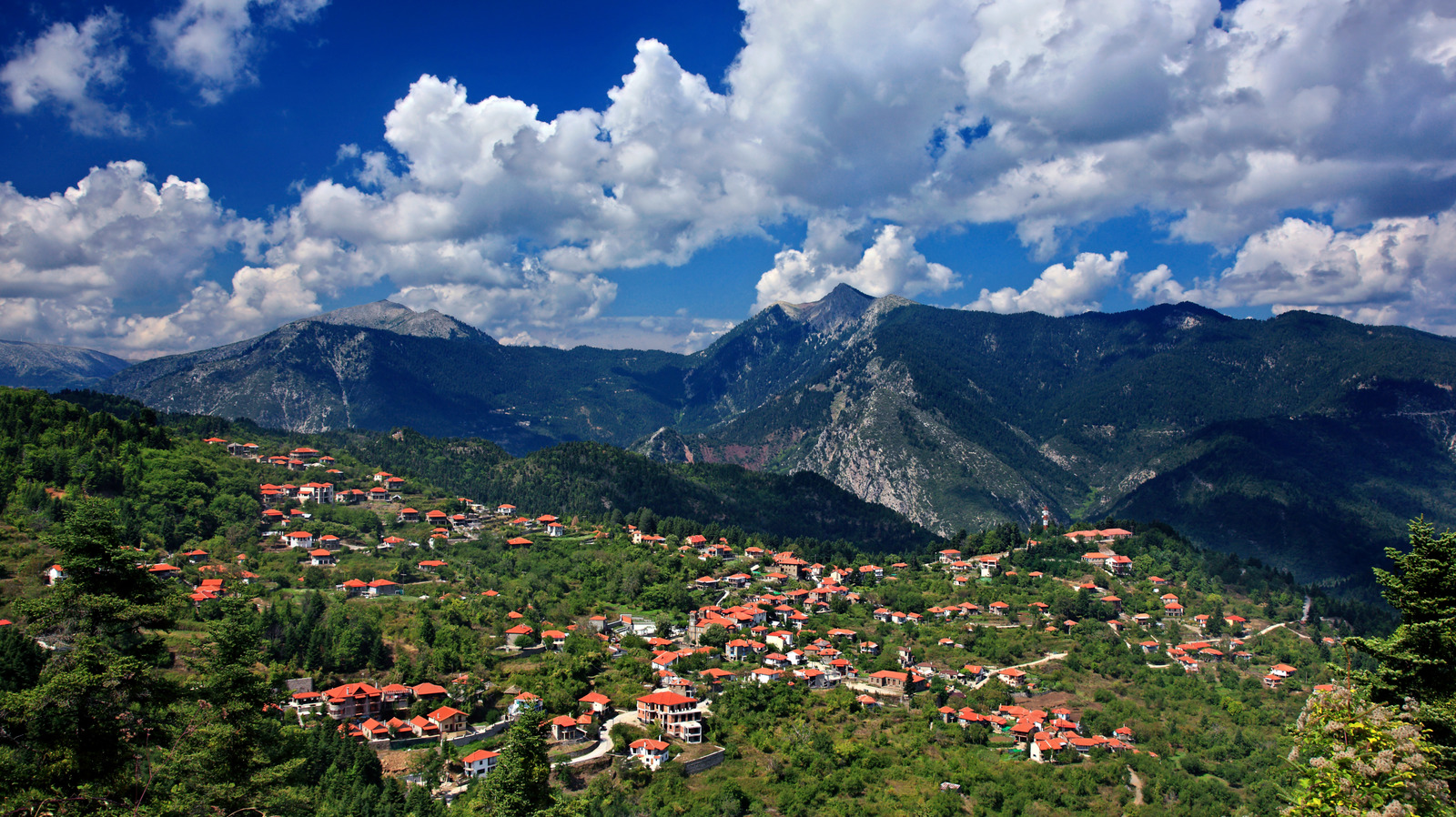 Un charmant village historique dans les montagnes à couper le souffle de la Grèce est une destination rafraîchissante sans tourisme