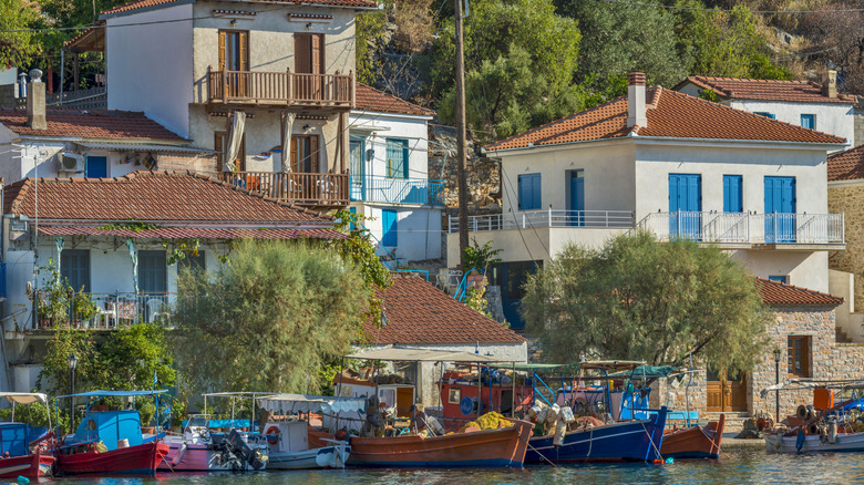 Les maisons colorées tapissent le front de mer pelit, avec des bateaux dans le port