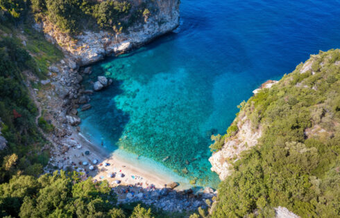 Le secret le mieux capturé de la Grèce est une région aimée localement nichée entre les montagnes majestueuses intactes