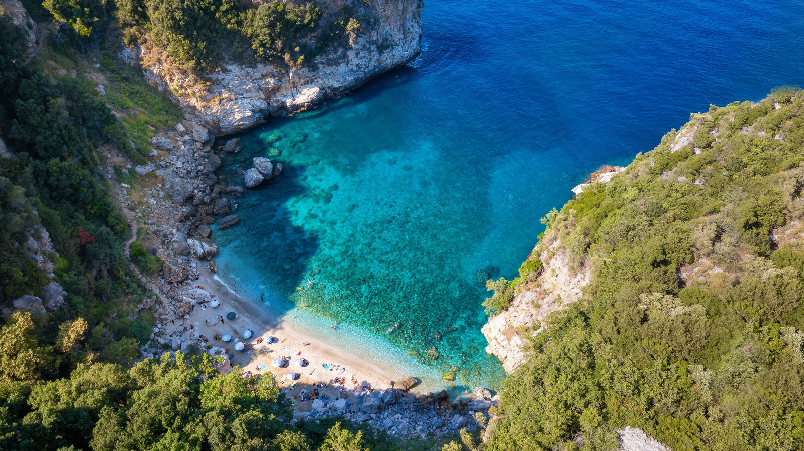 Le secret le mieux capturé de la Grèce est une région aimée localement nichée entre les montagnes majestueuses intactes