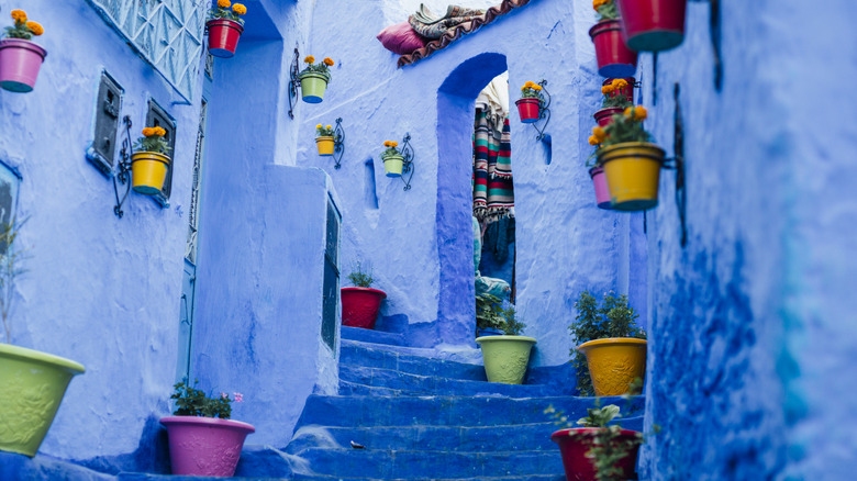 Maison et escalier peints en bleu à Chefchaouen, Maroc