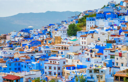 Hypnotique du Maroc, une «ville bleue» rêveuse unique en son genre est un pays des merveilles urbaines à flanc de montagne
