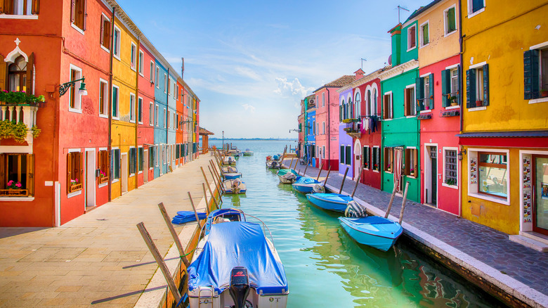 Les maisons colorées bordent un canal à Burano, en Italie