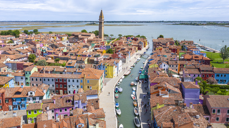 Vue aérienne de Burano, une île du lagon vénitien