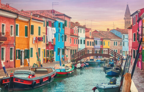 Échapper aux foules de Venise dans l'une des îles voisines préférées de Rick Steves avec des bâtiments aux cheveux néon