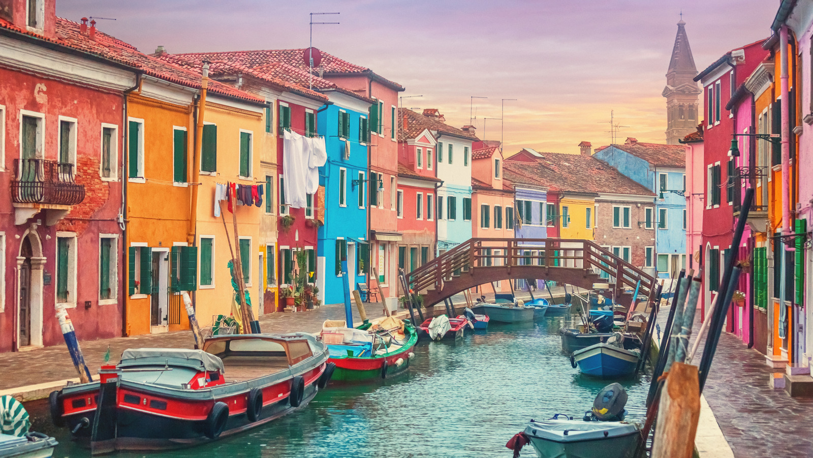 Échapper aux foules de Venise dans l'une des îles voisines préférées de Rick Steves avec des bâtiments aux cheveux néon