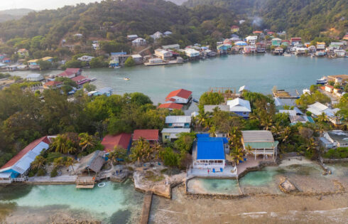 Une zone sous-estimée sur l'île des Caraïbes de Roatan est un paradis de plage pour une escapade tropicale tranquille
