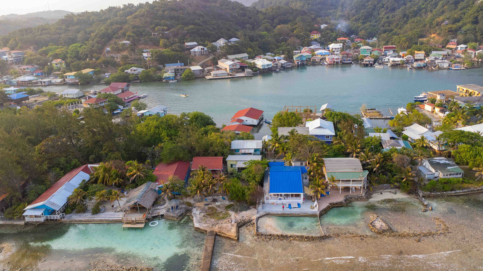Une zone sous-estimée sur l'île des Caraïbes de Roatan est un paradis de plage pour une escapade tropicale tranquille