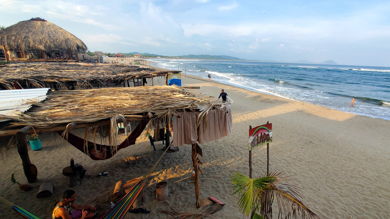 Toits de paille sur la plage de Chacahua