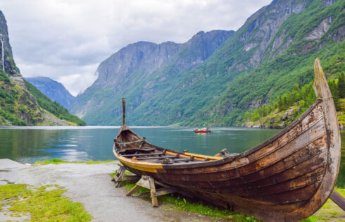 Rencontrez de vrais Vikings modernes dans un village norvégien à couper le souffle et historiquement précis