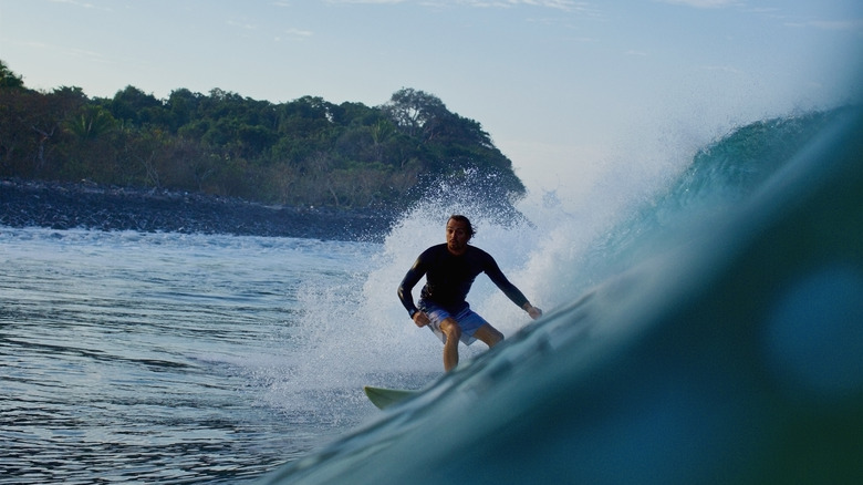 Surfeur sur une vague à Chacala, au Mexique,