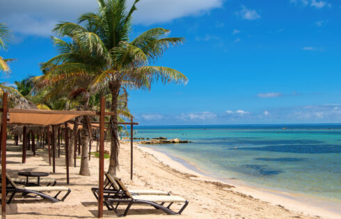 Une ville balnéaire charmante, abordable et décontractée dans la Costa Maya des Caraïbes, a le plus grand atoll de corail du Mexique