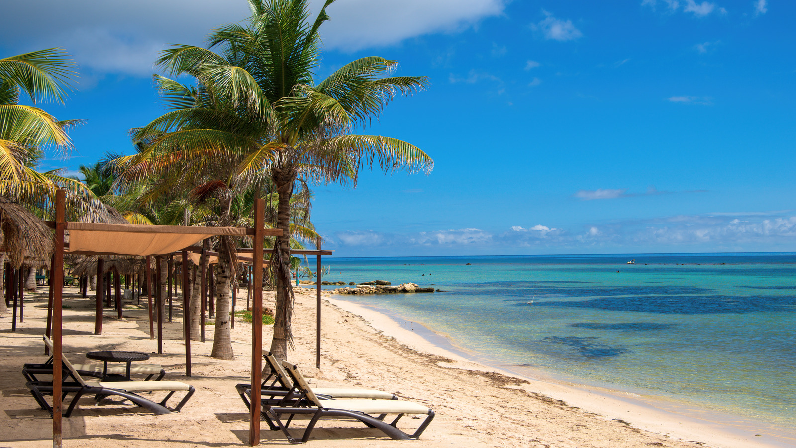 Une ville balnéaire charmante, abordable et décontractée dans la Costa Maya des Caraïbes, a le plus grand atoll de corail du Mexique