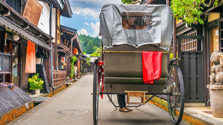 Un Rickshow dans la rue historique de Sannomachi dans la vieille ville de Takayama, Japon