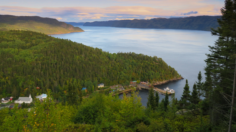 Vue du village de Sainte-Rose-du-Nord sur la rive du Saguenay Fjord, Québec, Canada