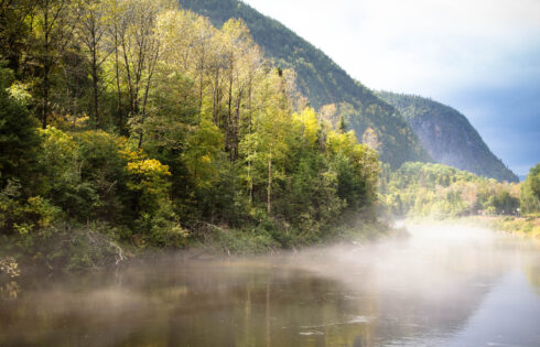 La route pittoresque du Canada est un road trip à travers des villes originales perchées sur des falaises côtières dramatiques