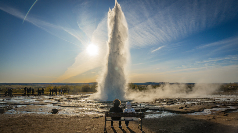 Strokkur Geyser éclate en Islande pendant que les gens regardent