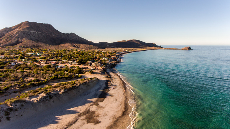 Vue aérienne du parc et du village nationaux de Cabo Pulmo