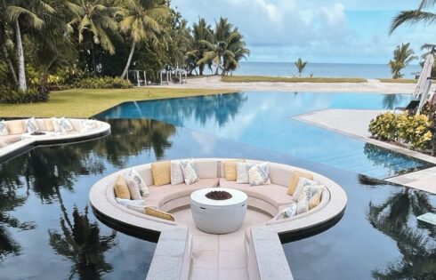 Un hôtel isolé de Seychelles avec des récifs coralliens et un sanctuaire de tortue est l'évasion de luxe ultime