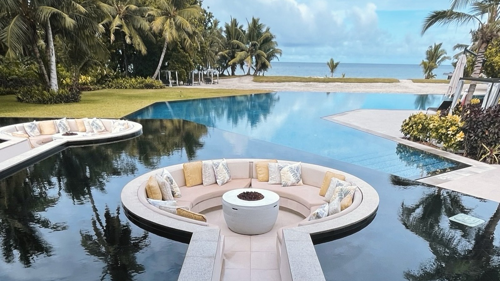 Un hôtel isolé de Seychelles avec des récifs coralliens et un sanctuaire de tortue est l'évasion de luxe ultime