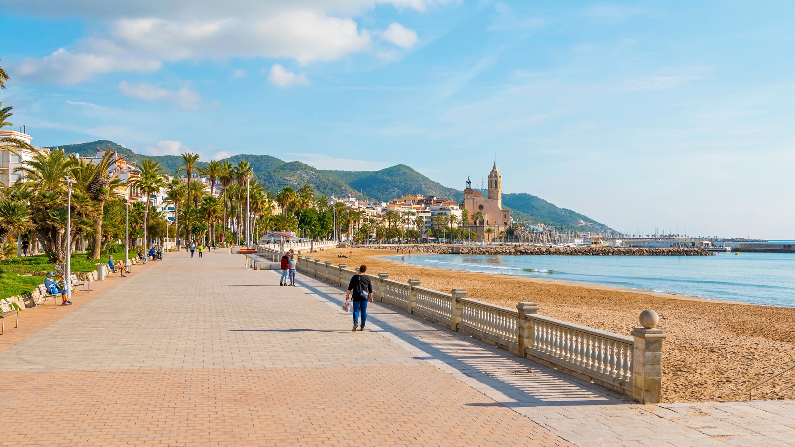 La ville balnéaire la plus heureuse du monde est un paradis le long du littoral pittoresque d'Espagne à une heure de Barcelone