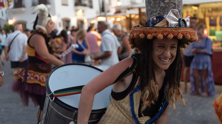 Pertucada Street Performer avec Big Drum au Festival de Las Tres Culturas