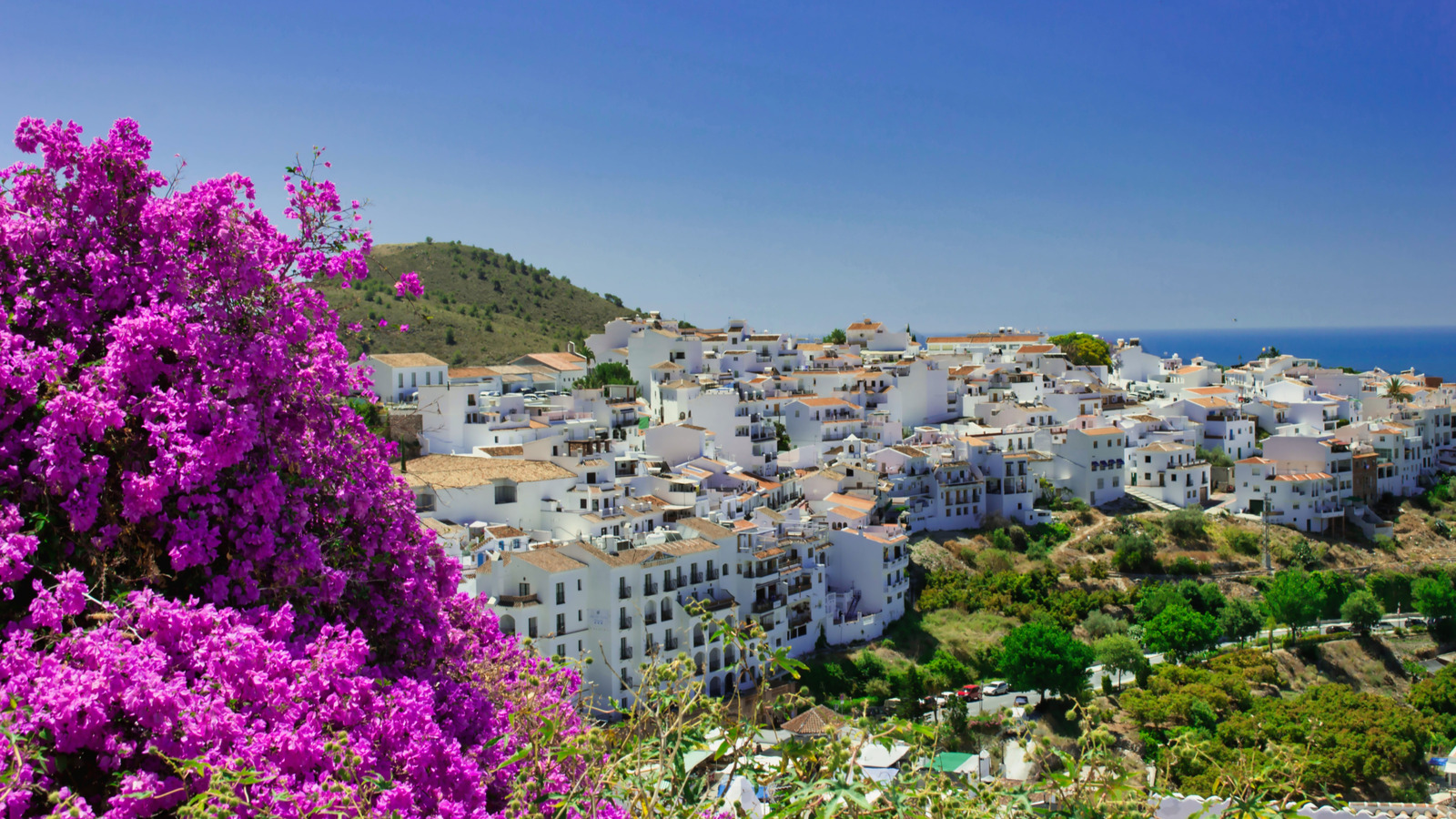 L'un des «plus beaux villages en Andalousie» est une ville espagnole blanchie à la chaux perchée sur une falaise au-dessus de la mer
