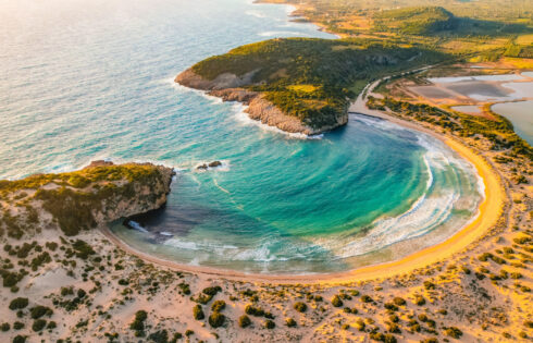 L'une des randonnées les plus enrichissantes de la Grèce mène à une plage méditerranée semi-cercle célèbre à couper le souffle
